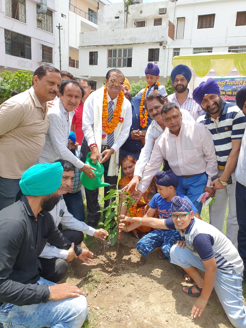 कानपुर व्यापारी ऐसोसिएशन द्वारा आयोजित कार्यक्रम में वृक्षारोपण  करते हुए